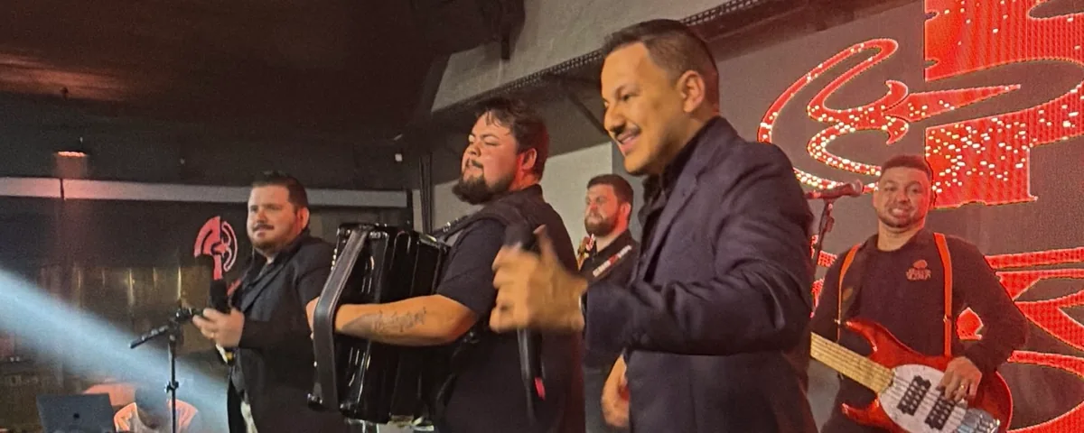 Patrick & Davi com a banda completa no palco