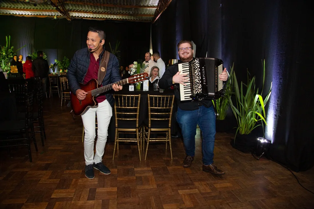 Patrick & Davi no formato Acústico, gaita e violão entre as mesas