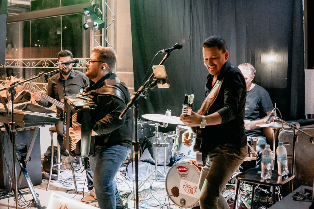 Patrick & Davi com a banda completa no palco