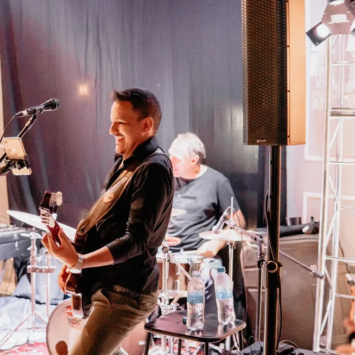 Patrick sorrindo no palco