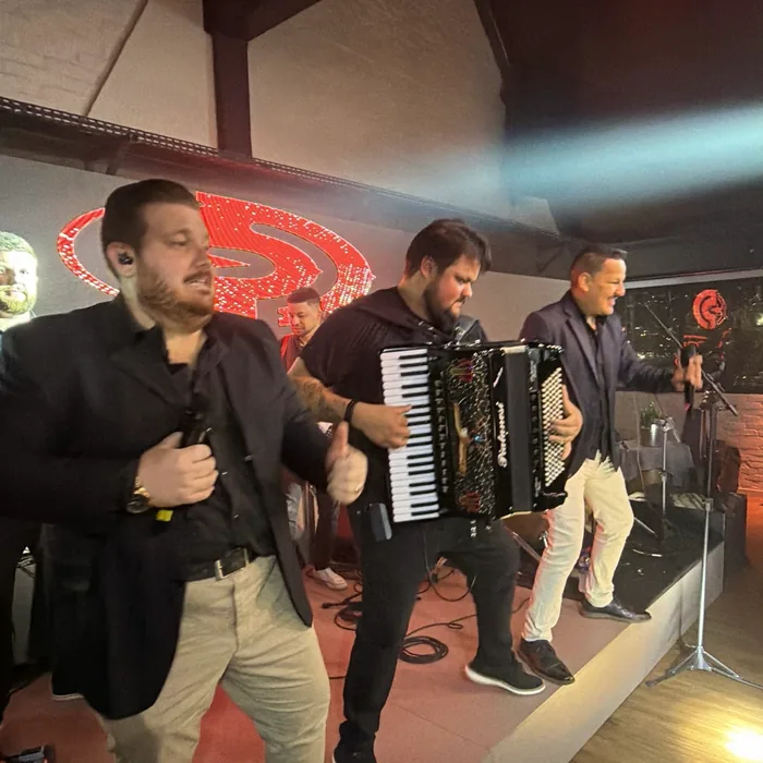 Patrick & Davi e banda animando o show