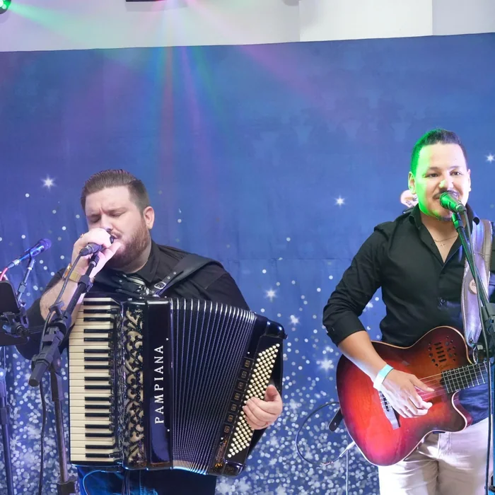 Davi e Patrick cantando