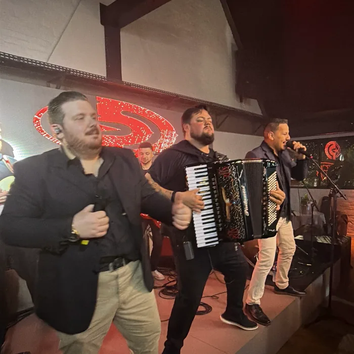 Patrick & Davi e banda no palco