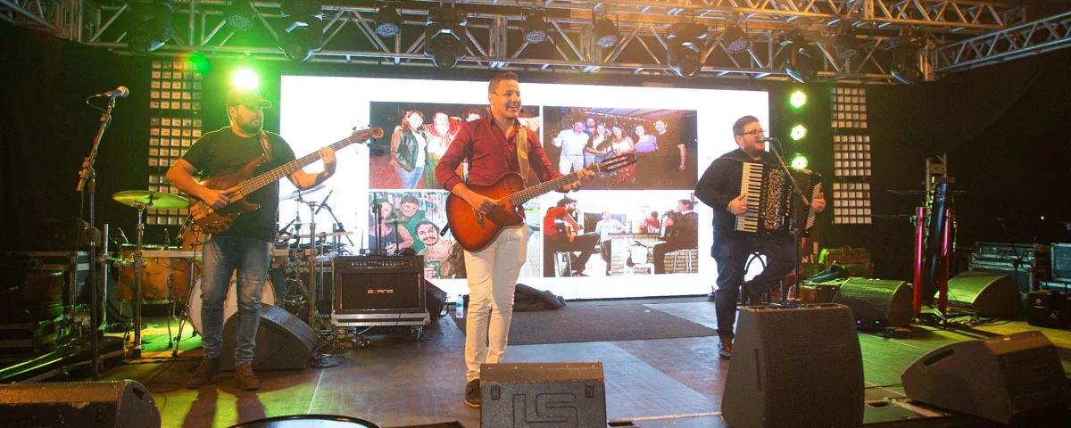 Patrick & Davi e banda no palco