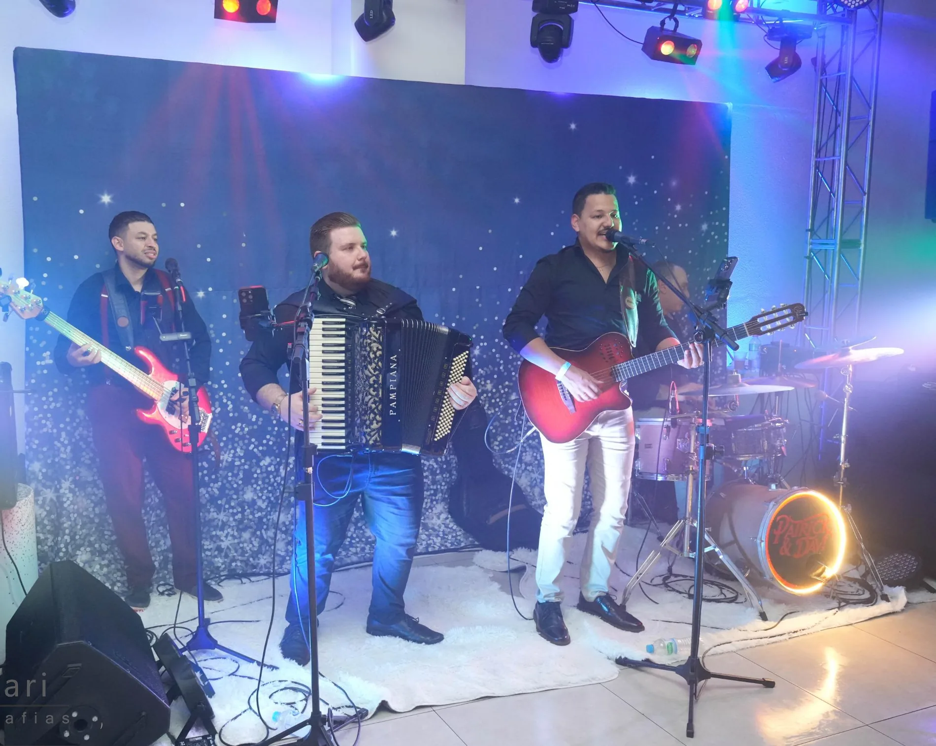 Patrick & Davi tocando ao vivo, Davi na gaita e Patrick no violão